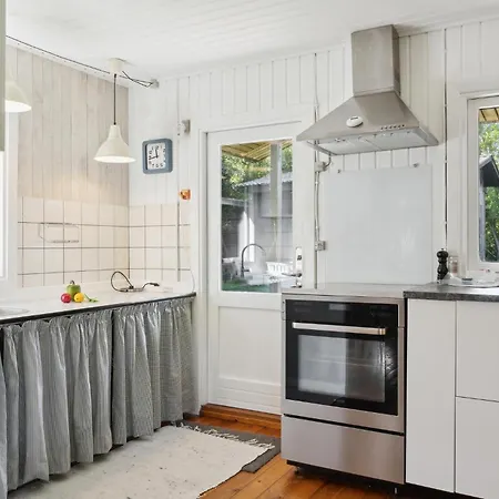 2 Bedroom Gorgeous In Askeby
