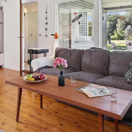 2 Bedroom Gorgeous In Feriehus Askeby