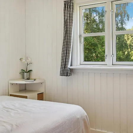 2 Bedroom Gorgeous In Feriehus Askeby